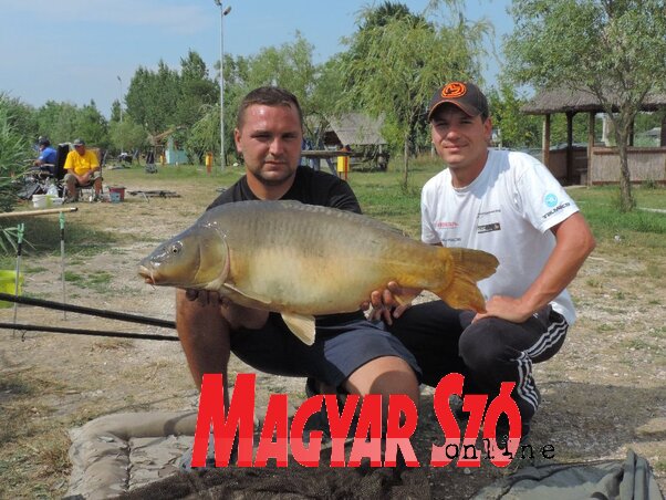 A győztesek, Serfőző és Boros, a tízen felüli pontyok egyikével A győztesek, Serfőző és Boros, a tízen felüli pontyok egyikével