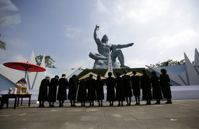 Meghajlás a nagaszaki Béke-szobor előtt (Fotó: Beta/AP)