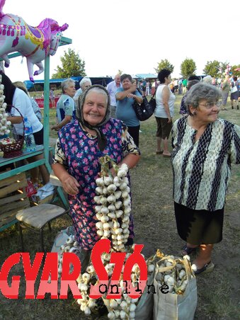 Teréz néni mosolyogva kínálta portékáját (Fotó: Pesevszki Evelyn) Teréz néni mosolyogva kínálta portékáját (Fotó: Pesevszki Evelyn)