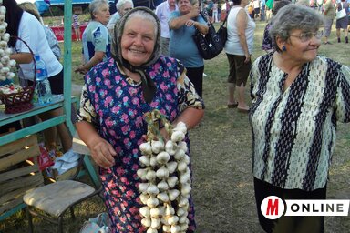 Teréz néni mosolyogva kínálta portékáját (Fotó: Pesevszki Evelyn)