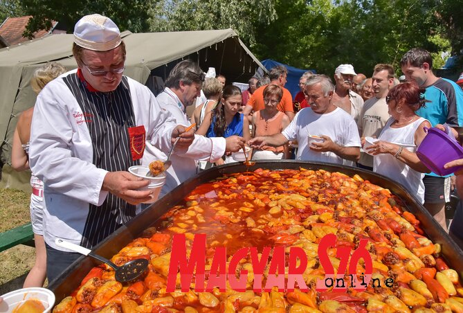 Balog Gorán csapata 2000 töltött paprikát főzött (Fotó:  Gergely József)