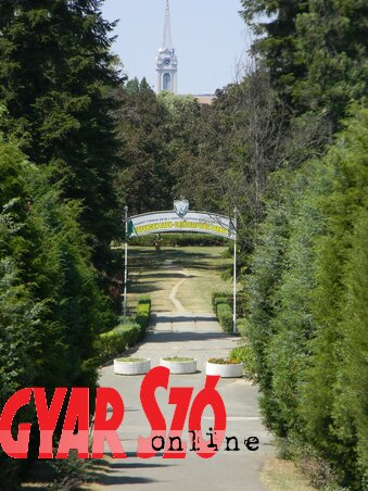 A park főbejárata (fotó: Fehér Rózsa) A park főbejárata (fotó: Fehér Rózsa)