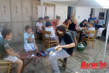 Szorgoskodnak a tábor résztvevői