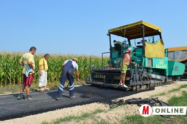 Új alapot és aszfaltburkolatot kapnak a határutak (Fotó: Fekete J. József)