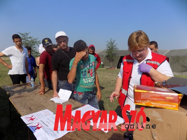 A Vöröskereszt helyi szervezete naponta kétszer élelmet és ivóvizet oszt a helyszínen