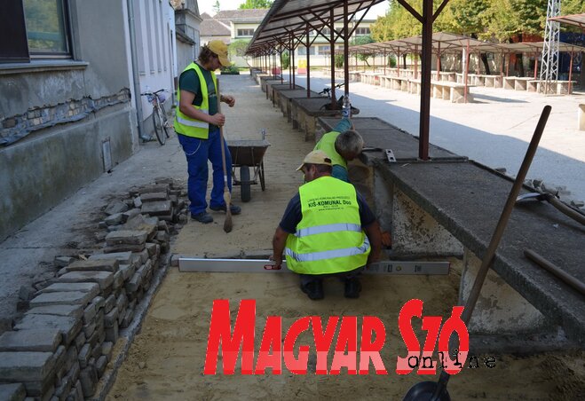 Négyszáz négyzetméteren téglázzák újra a piacteret Négyszáz négyzetméteren téglázzák újra a piacteret