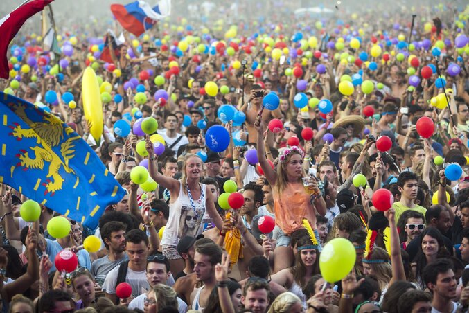 A közönség a Nagyszínpad előtt a Sziget Fesztivál negyedik napján (Fotó: MTI)