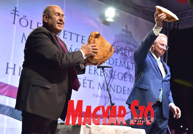 Pásztor István és dr. Trócsányi László megszegik a megszentelt új kenyeret (Fotó: Gergely József)