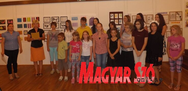 A jubileumi tárlaton megjelent egykori és jelenlegi Szivárvány-tagok vezetőjük, Németh Anna, valamint Kisimre Szerda Anna és Dudás Tatjana társaságában A jubileumi tárlaton megjelent egykori és jelenlegi Szivárvány-tagok vezetőjük, Németh Anna, valamint Kisimre Szerda Anna és Dudás Tatjana társaságában