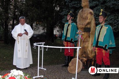 Kalapis Sztoján atya megáldja a szobrot (Fotó: Kecskés István)