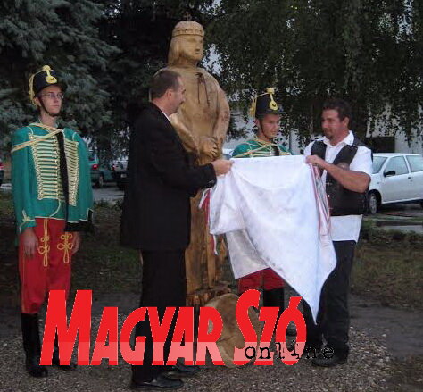 A Szent István-szobrot Sztojkó József és Horváth János leplezték le (Fotó: Kecskés István)