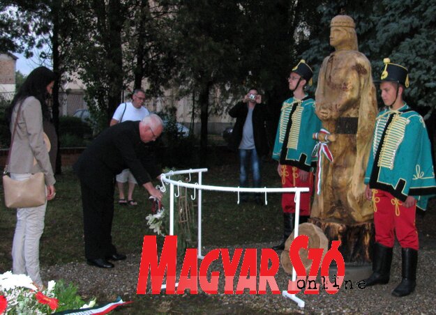 Hajnal Jenő és Vidrács Krisztina az MNT nevében koszorúztak (Fotó: Kecskés István)