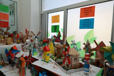 Több mint kétszáz szélmalom készült újrahasznosított anyagokból (Fotó: Nagykikindai önkormányzat)