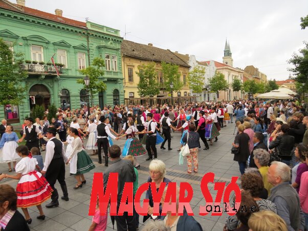 Táncolt a főutca (Fotó: Fekete J. József)