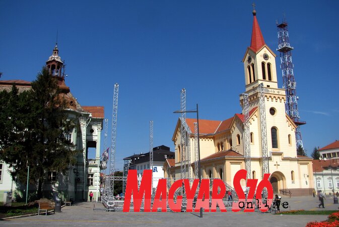 A főtéren már készül az emelvény (Fotó: Kecskés István)