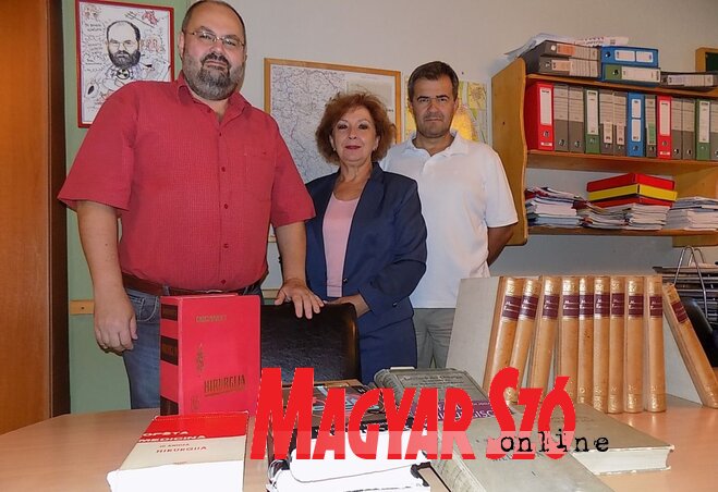 Nagy Abonyi Zoltán, dr. Szabó Erzsébet és Aleksandar Manić az ajándékkal