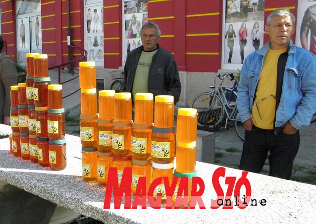 A zombori piacon hétköznap is népszerű portéka a méz (Fotó: Fekete J. József)