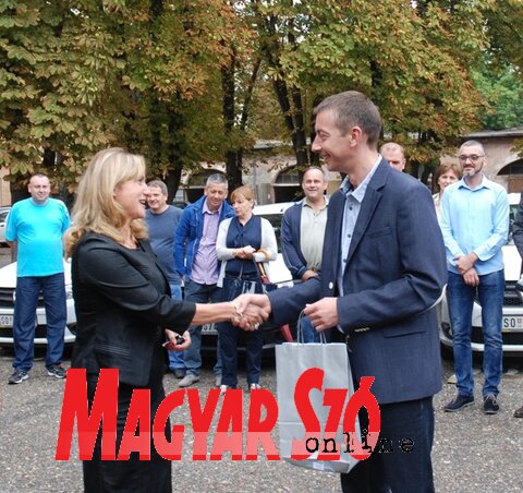 Az egészségház igazgatónője vette át a 4,5 millió értékű adományt (Fotó: Fekete J. József)