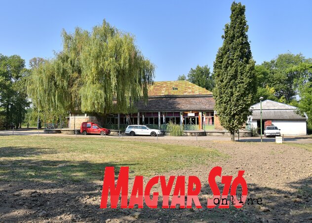 A Kioszk napjainkban, virágoknak nyoma sincs, a fű is kiszáradt A Kioszk napjainkban, virágoknak nyoma sincs, a fű is kiszáradt