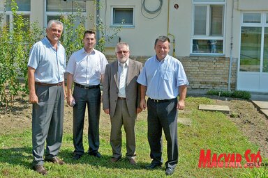 Radivoj Dragić, Újhelyi Nándor, Csikós László és Dragan Babić az intézmény udvarán
