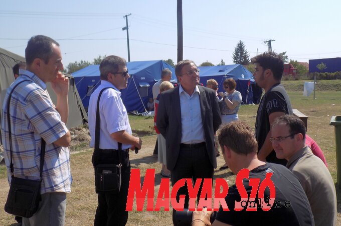 Nyilas Mihály és a bizottság tagjai a táborban Nyilas Mihály és a bizottság tagjai a táborban
