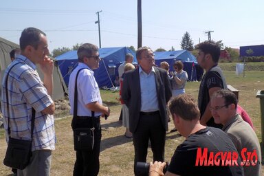 Nyilas Mihály és a bizottság tagjai a táborban