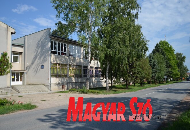 Sok javítanivaló lenne még a kishegyesi iskolán, de az anyagiak hiánya nem teszi lehetővé Sok javítanivaló lenne még a kishegyesi iskolán, de az anyagiak hiánya nem teszi lehetővé