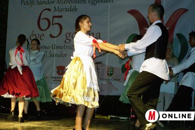Zenés, verses és táncos összeállítást is láthatott a közönség (Fotó:Ótos András)