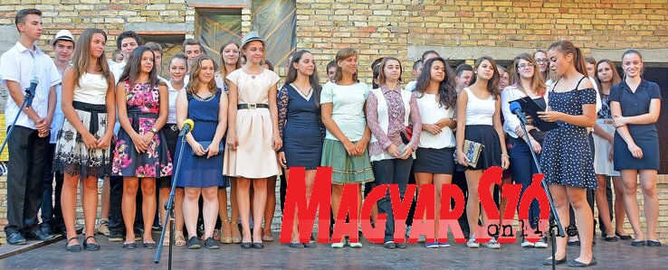 Az elsősök köszöntése a megnyitóünnepségen Az elsősök köszöntése a megnyitóünnepségen