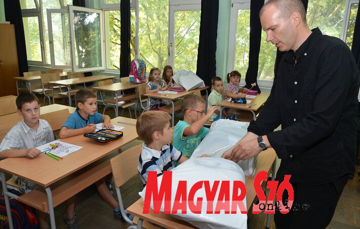 Nyolc magyar elsős Tiszakálmánfalván (Ótos András felvétele) Nyolc magyar elsős Tiszakálmánfalván (Ótos András felvétele)