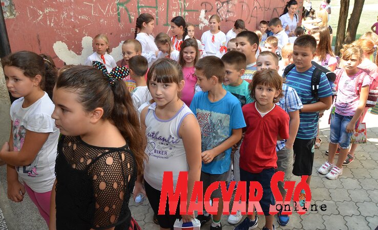 Maradéki diákok első nap az iskolában (Fotó: Ótos András)