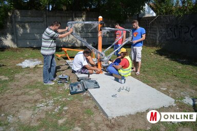 Az edzőgépek felállítása Kishegyesen (Lakatos János felvétele)