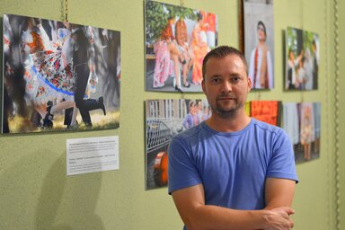 Molnár Edvárd, lapunk foróriportere az MTI-ben megjelent fotói előtt (Cseke Csilla felvétele)