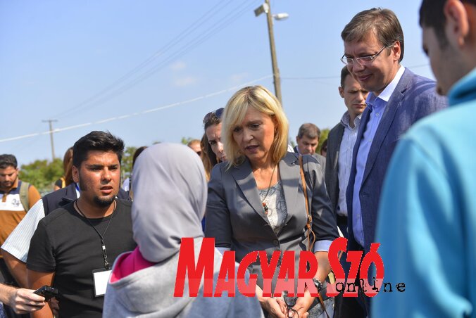 Beate Merk és Aleksandar Vučić a magyarkanizsai táborban tartózkodó menekültekkel (Molnár Edvárd felvétele) Beate Merk és Aleksandar Vučić a magyarkanizsai táborban tartózkodó menekültekkel (Molnár Edvárd felvétele)