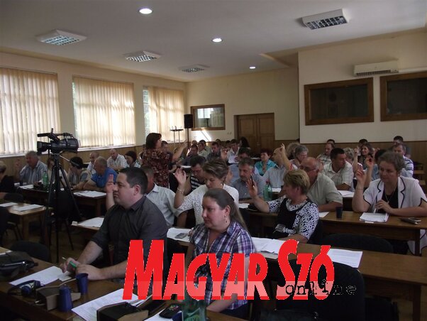 Szavazatszámlálás a Topolya községi képviselő-testület tegnapi ülésén (Herceg Elizabetta felvétele)