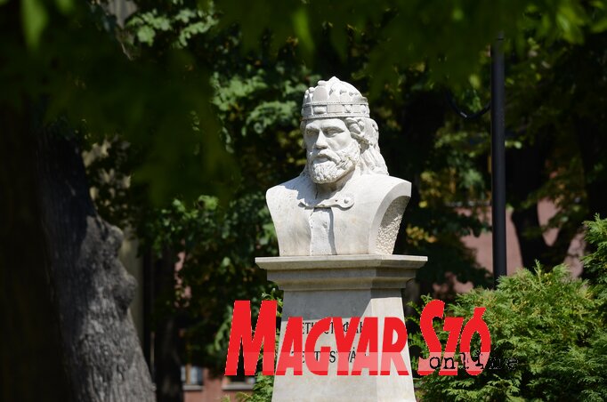 Szent István szobra, amelyet 2011-ben emeltettek a helyi magyarok (Fotó: Molnár Edvárd) Szent István szobra, amelyet 2011-ben emeltettek a helyi magyarok (Fotó: Molnár Edvárd)