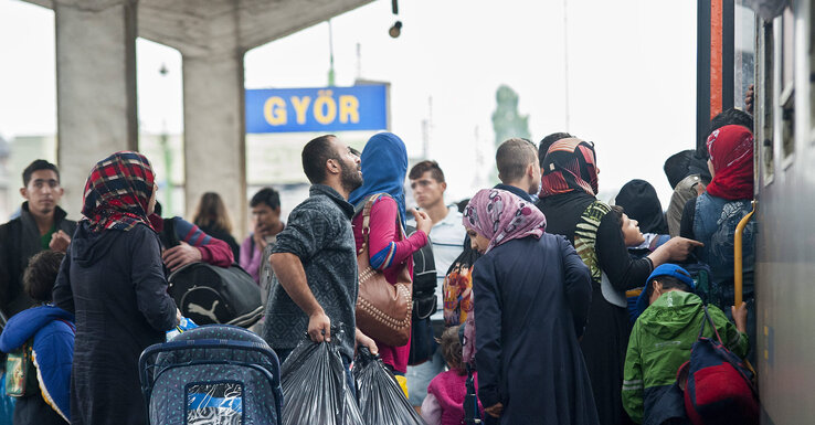 A Keleti pályaudvarról Münchenbe tartó gyorsvonatra illegális bevándorlók szállnak fel (MTI – Krizsán Csaba)