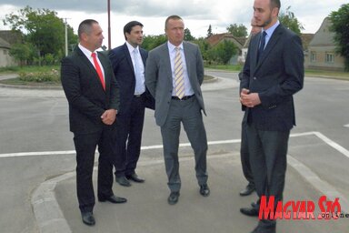 A tartományi kormányfő megtekintette a kerülő utat Moholon (Csincsik Zsolt felvétele)