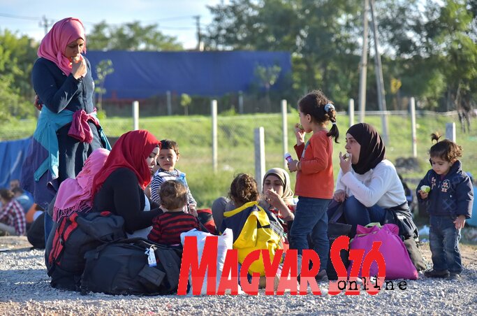 Almauzsonna – Asszonyok és gyerekek a magyarkanizsai pihenőhelyen (Fotó: Gergely József)