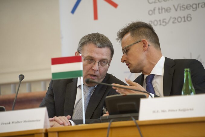 Lubomír Zaorálek cseh külügyminiszter és Szijjártó Péter beszélgetnek a visegrádi négyek, valamint Németország és a soros EU-elnök Luxemburg külügyminisztereinek a migrációs válságról rendezett tárgyalásukat követően tartott prágai sajtótájékoztatón