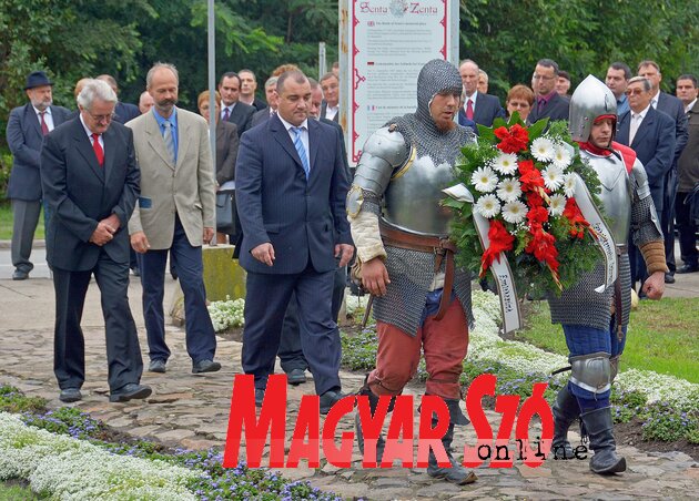 Koszorúzás a zentai csata emlékművénél (Gergely Árpád) Koszorúzás a zentai csata emlékművénél (Gergely Árpád)
