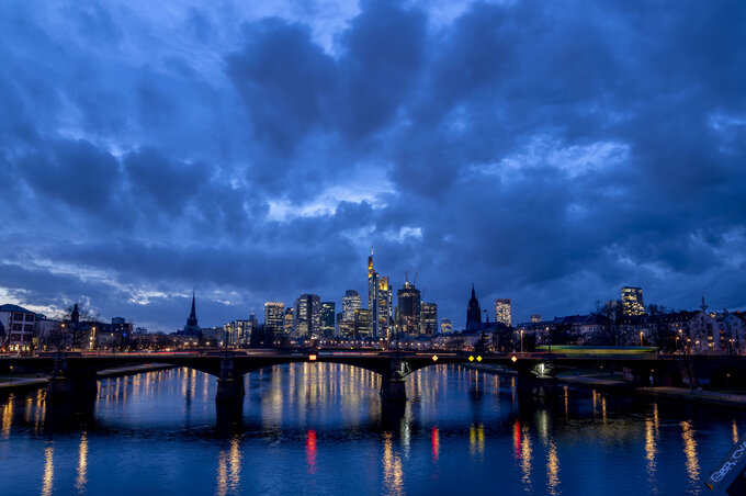 A háttérben Frankfurt pénzügyi központja (Fotó: Beta/AP)