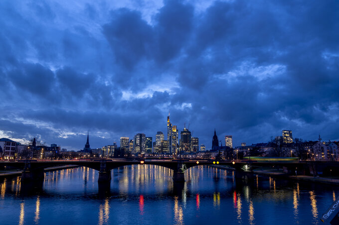 A háttérben Frankfurt pénzügyi központja (Fotó: Beta/AP) A háttérben Frankfurt pénzügyi központja (Fotó: Beta/AP)