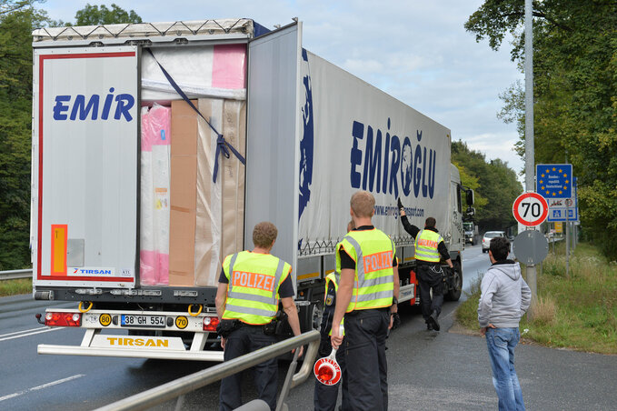 Osztrák rendőrök vizsgálnak át egy Németország felé tartó török kamiont Salzburg környékén (Fotó: Beta/AP)