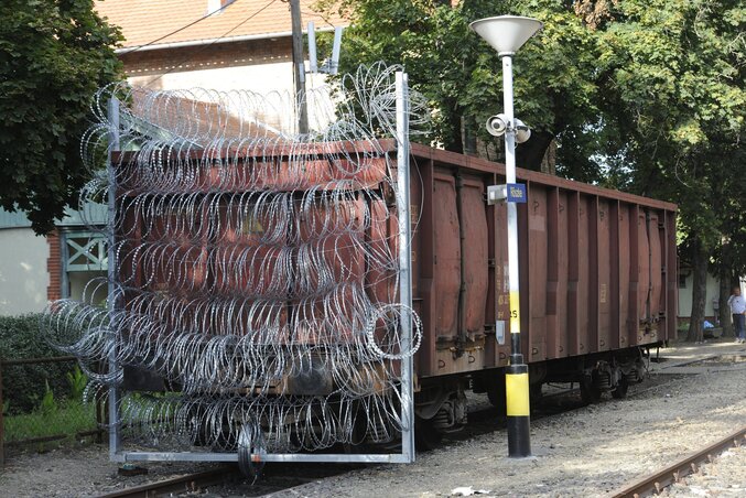 Tehervagonnal zárják le a vasúti pályát Horgos és Röszke között (fotó: MTI)