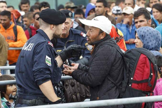 Osztrák rendőrrel vitatkozik egy menekült (MTI-fotó)