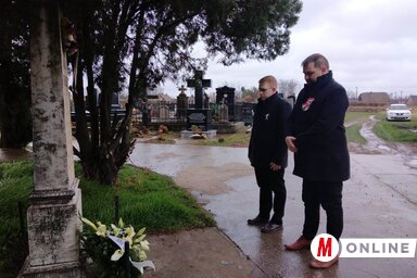 Az önkormányzat képviselői is koszorúztak (Kancsár Izabella felvétele)