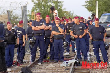Késő délután a magyar rendőrök lezárták a vasúton a határt (Fotó: Kozma Rita)