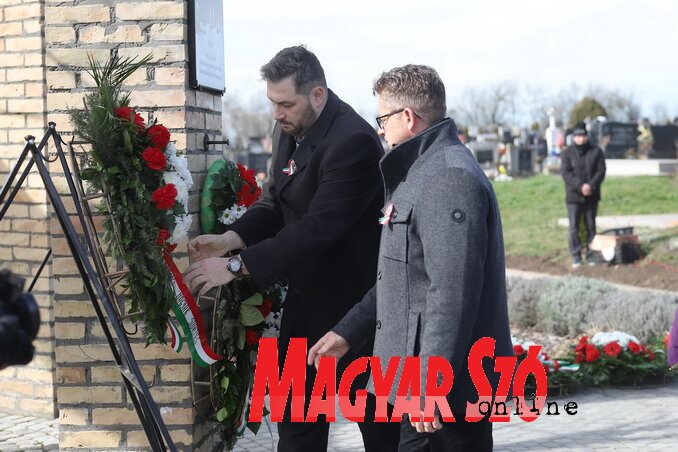 Újvári Zsombor és Méhes Béla elhelyezik a kegyelet virágait (Lakatos János felvétele) Újvári Zsombor és Méhes Béla elhelyezik a kegyelet virágait (Lakatos János felvétele)