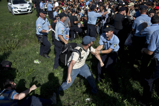Horvát rendőrök próbálják feltartóztatni a migránsokat (Beta/AP)